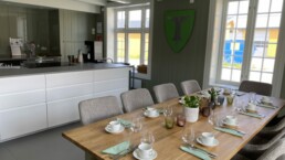 Kjøkkenet dekket bord